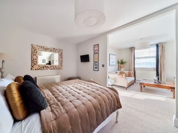 Blue Monkey Suite bedroom and seating area at N0.22 B&B